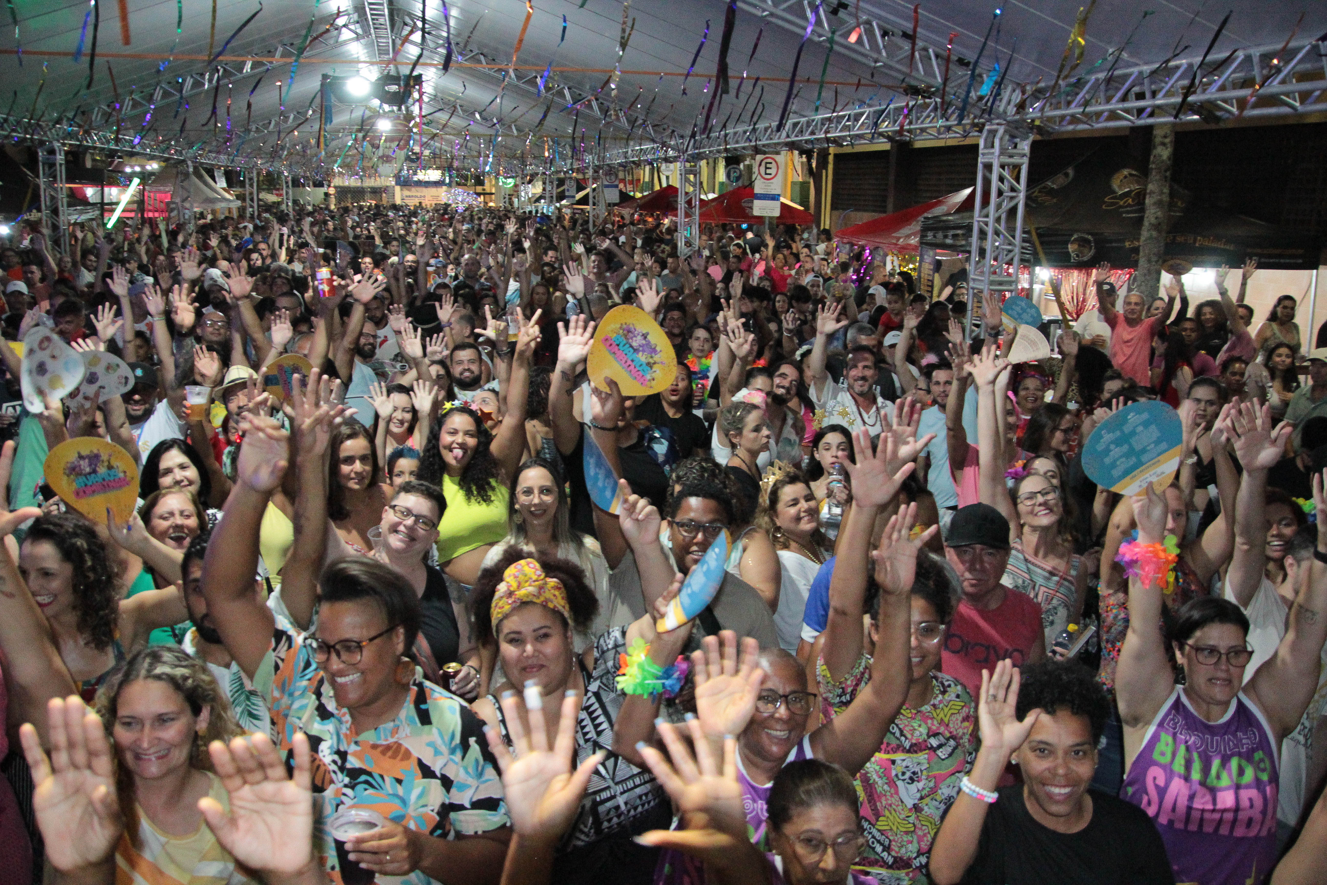 Carnaval no Mercado Público de Itajaí - Bárbara Damásio apresenta Bloco Muito Obrigada Axé